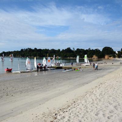 Activités nautiques sur la plage du Cap-Coz