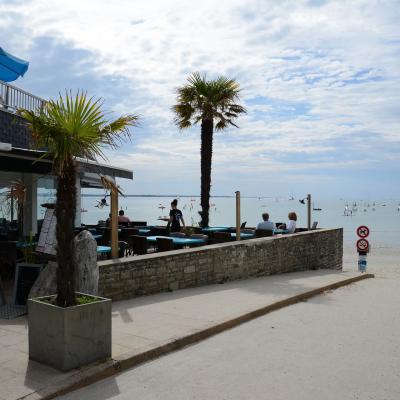 Retour des randonnées et balades à la terrasse du restaurant Les Pieds dans l'Eau